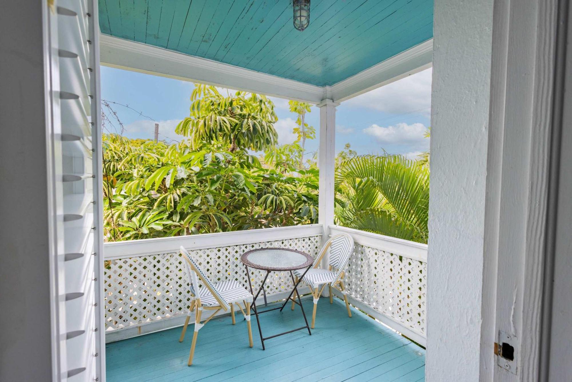 King Suite Balcony - At James House 基韋斯特 外观 照片